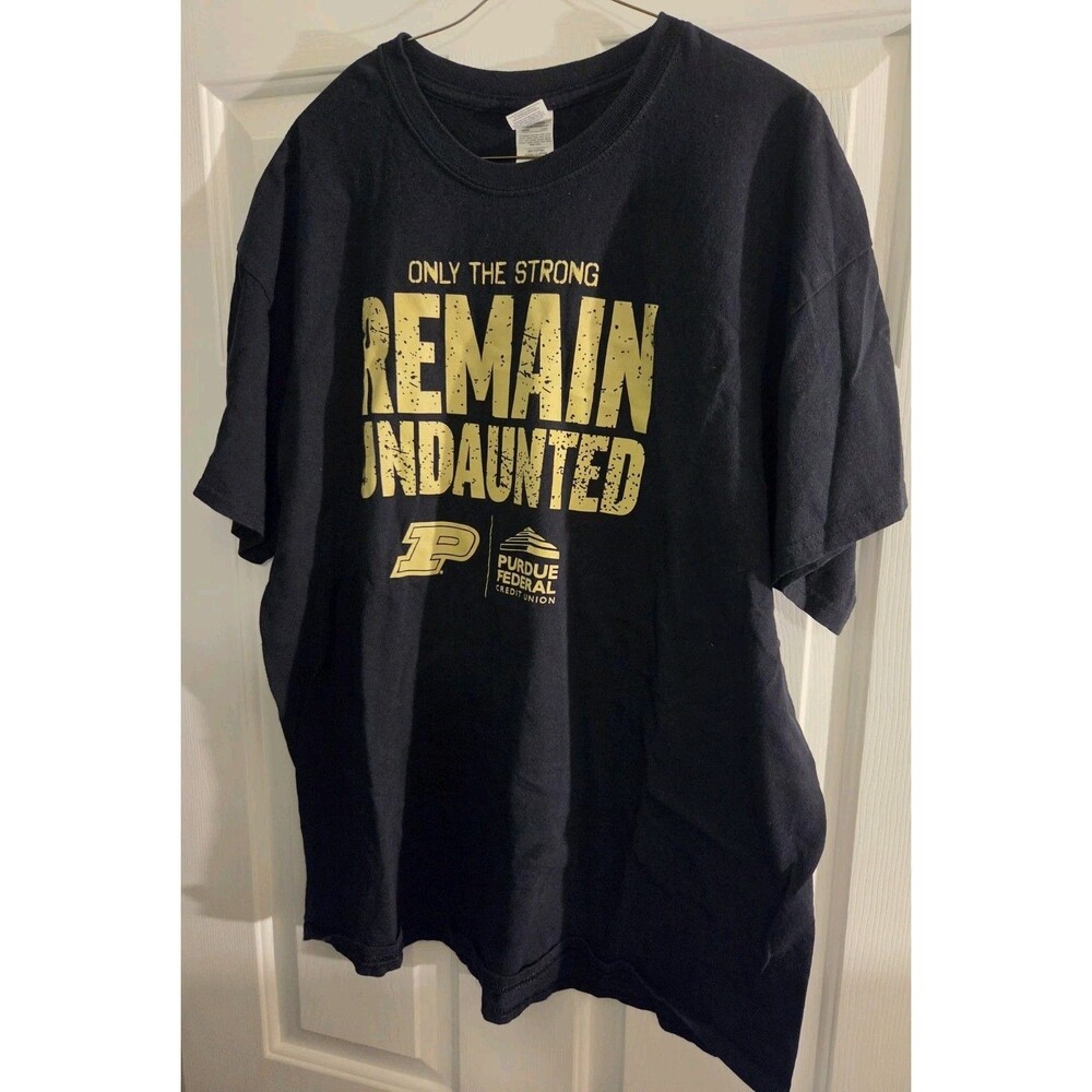 Purdue XL T-shirt Only The strong Remain Undaunted Gildan Heavy Cotton